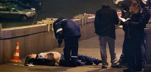 Policisté stojí u těla zavražděného Borise Němcova.