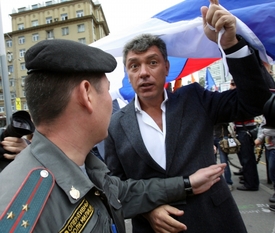 Boris Němcov se účastní jedné z demonstrací namířené proti vládě Kremlu v roce 2010.