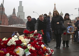 Na místo, kde bych zavražděn Boris Němcov lidé nosí květiny.