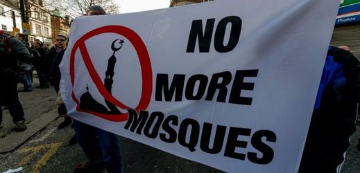 Newcastlem prošly zhruba čtyři stovky lidí na první demonstraci hnutí Vlastenečtí Evropané proti islamizaci Západu (Pegida) v Británii. 
