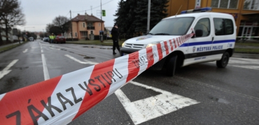 Policie při zásahu během střelby v Uherském Brodě.