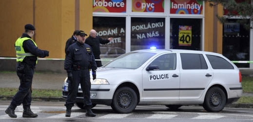 Policisté v Uherském Brodě před restaurací Družba.
