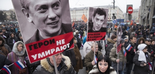 Tisíce lidí se sešly v Moskvě, aby uctily památku Borise Němcova.