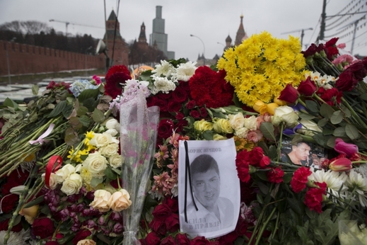 Lidé pokládají květiny a fotografie na místo, kde byl zastřelen kritik Kremlu Němcov.