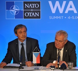 Ministr obrany Martin Stropnický (vlevo) a český prezident Miloš Zeman hovoří 5. září 2014 s novináři na okraj summitu NATO ve velšském Newportu.