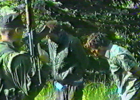 Amatérský videozáznam z roku 1995, na němž jeden ze členů elitní jednotky srbského ministerstva vnitra nazvané Scorpioni (vlevo) střeží mladé Muslimy ze Srebrenice.