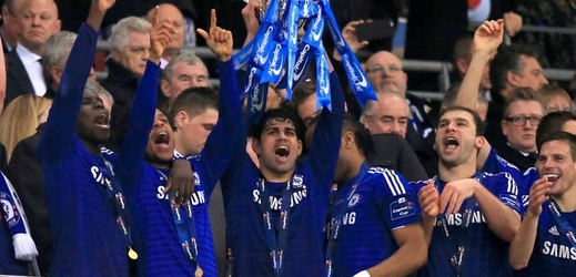 Fotbalisté Chelsea slaví zisk Ligového poháru.