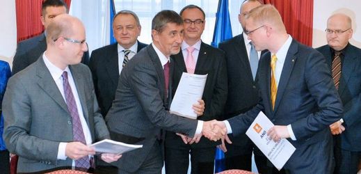Premiér Bohuslav Sobotka, předseda hnutí ANO Andrej Babiš a šéf KDU-ČSL Pavel Bělobrádek podepsali 6. ledna 2014 koaliční smlouvu.