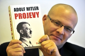 Vydavatel Pavel Kamas s propíranou knihou Adolf Hitler: Projevy.