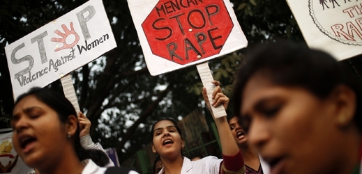 Po brutálním útoku na dívku se v Indii strhla vlna protestů.