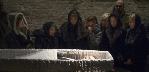Pozůstalí a příbuzní na pohřbu Borise Němcova uctili jeho památku v Sacharově centru v Moskvě.