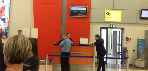 Lotyšká europoslankyně Sandra Kalnieteová byla z letiště poslána zpět do Bruselu.