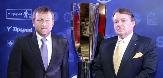 Prezident Českého svazu ledního hokeje Tomáš Král (vpravo) a ředitel hokejové extraligy Josef Řezníček