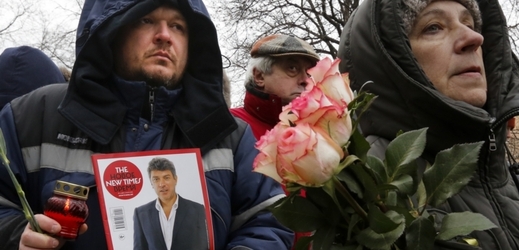 Němcovova pohřbu se zúčastnily tisíce lidí.