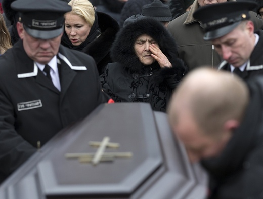 Němcovova matka Dina Eidmanová pláče u rakve svého syna.