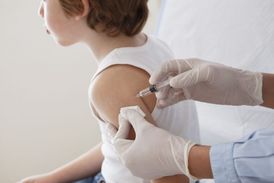 Podle Jana Farského je ve skutečnosti v Česku očkováno pouze 80 procent dětí, protože někteří jsou očkovani jen "na papíře".