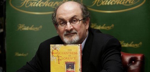 Britský autor Salman Rushdie při autogramiádě jedné ze svých knih.