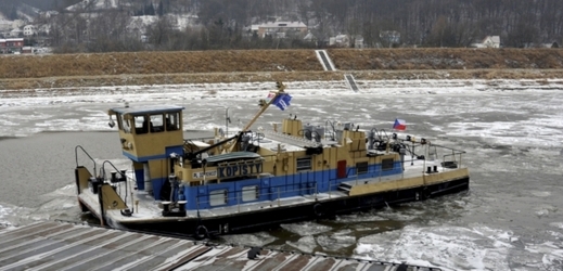 Tlačný remorkér v nákladních přístavech v Ústí nad Labem (ilustrační foto).