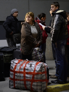 Krajané z Ukrajiny se svými zavazadly.