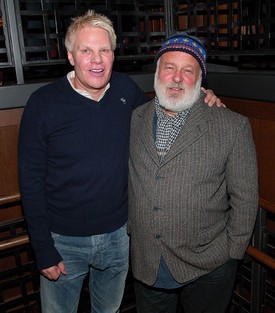 Mike Jeffries (vlevo) s fotografem Brucem Weberem v roce 2005.
