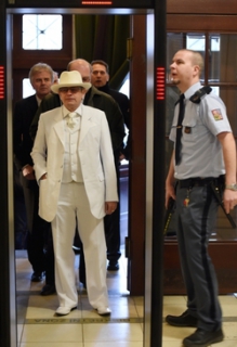 Karel Šimko vchází do budovy soudu.