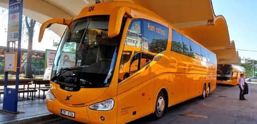 Autobus Student Agency v brněnské zastávce.
