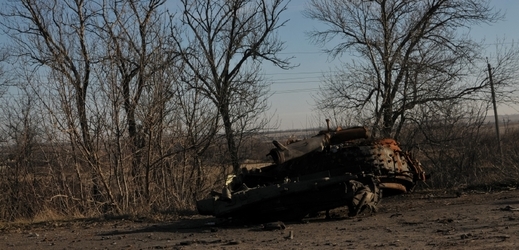 Zničený tank ukrajinské armády poblíž Doněcka.