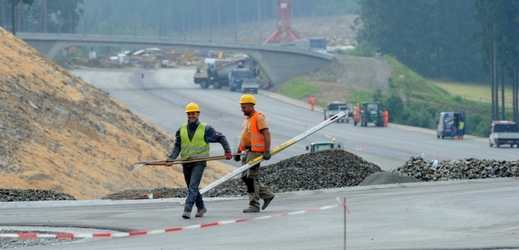 Kraje by podle prezidenta Zemana měly dostat více peněz na opravy svých silnic (ilustrační foto).