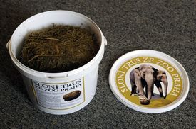 Pražská zoo mimo jiné také začala prodávat sloní trus jako hnojivo, které je prý výborné například pro růže.