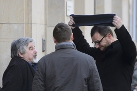 Expremiér Petr Nečas (vpravo) vypovídal 4. března na policii v pražských Holešovicích. Podle jeho advokáta Josefa Lžičaře (vlevo) se výpověď týkala úniku informací ze spisů v kauzách kolem Jany Nagyové.