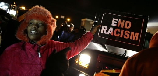 Zabití neozbrojeného Michaela Browna vyvolalo protesty napříč Spojenými státy. Na snímku demonstrující před policejní stanicí ve Fergusonu (25. listopadu 2014).