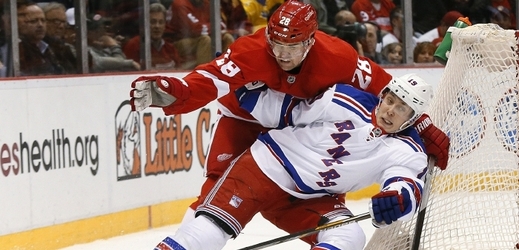 Marek Židlický (v červeném dresu) v utkání NHL proti New York Rangers. 