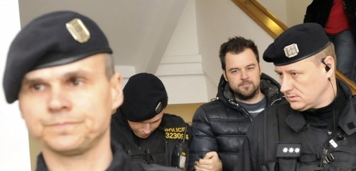 Policie předvádí Kramného k soudu.