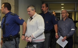 Před senátem Krajského soudu v Olomouci stanuli 8. prosince 2014 údajní aktéři takzvané lihové mafie v čele se zlínským podnikatelem Radkem Březinou (na snímku druhý zleva). Na snímku vpravo je jednatel společnosti Morávia-Chem Radek Menšík.