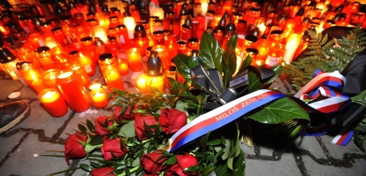 Prezident Miloš Zeman se 27. února mlčky poklonil památce obětí střelby v Uherském Brodě, položil květiny a zapálil svíčku. U pietního místa s ním byly stovky místních.