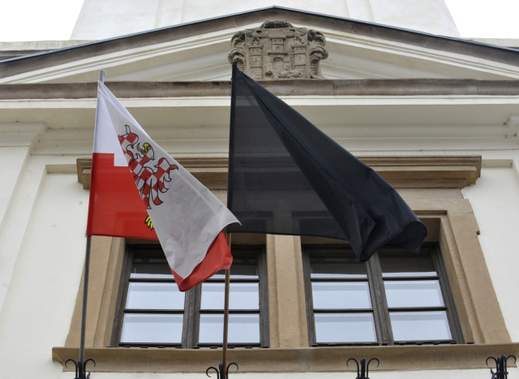 Na snímku je černý prapor na radnici v Uherském Brodě.