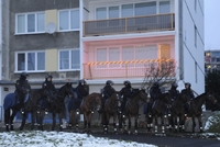 Jízdní oddíl policie na litvínovském sídlišti v průběhu demonstrace "proti rasismu a za řešení situace na sídlišti Janov". Snímek je z roku 2008. 