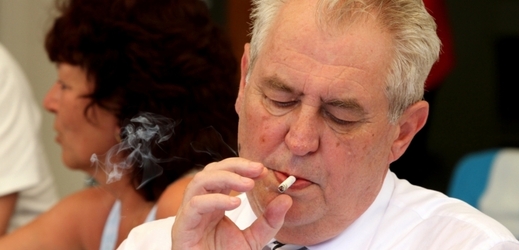 Prezident Miloš Zeman nebude vetovat novelu zákona o zákazu kouření v restauracích (ilustrační foto).
