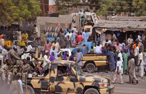 Nigerijští vojáci hlídají tržiště ve městě Maiduguri.