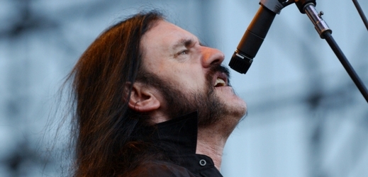 Lemmy Kilmister, zakladatel metalové skupiny Motörhead, a jeho známý vysoký mikrofon.