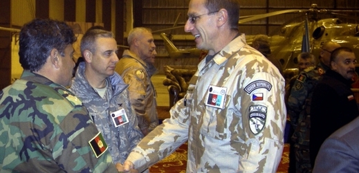 Vladimír Halenka (uprostřed) zastupoval 17. ledna 2008 českou armádu na ceremoniálu u příležitosti "znovuzrození" afghánských vzdušných sil na letišti v Kábulu. Ilustrační foto.