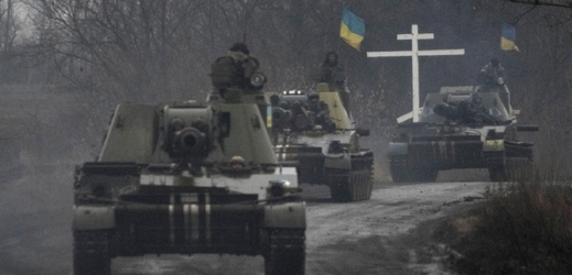 Ukrajinští vojáci na samohybných houfnicích na Donbasu.