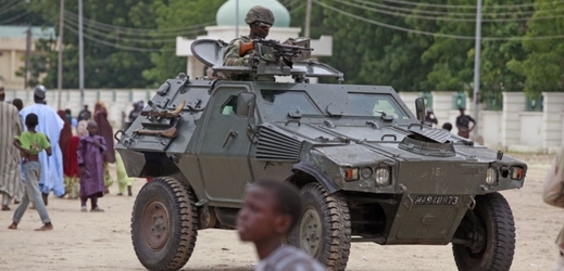 Nigerijský voják dohlíží na průběh oslav svátku Eid al-Fitr ve městě Maiduguri.