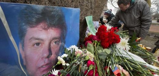 Uctění památky zavražděného Němcova v Petrohradu.