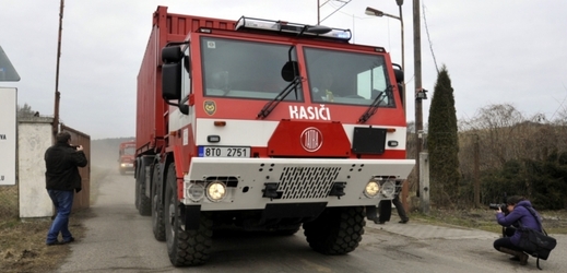 Hasičská nákladní auta odvážejí munici ze skladů ve Vrběticích na Zlínsku.