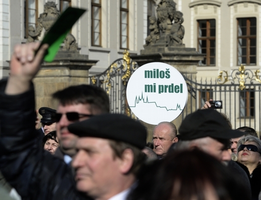 Zelené karty byly odpovědí příznivců prezidenta na červené karty, které loni v listopadu při demonstracích používali Zemanovi odpůrci. Našlo se i pár kritiků.