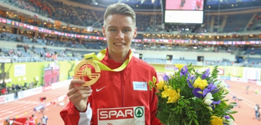 Šťastný Pavel Maslák pózuje s medailí.