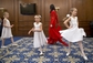 Mladé baletky doprovázely svým vystoupením promenádu soutěžících ve večerních šatech.