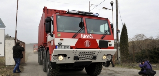 Hasičská nákladní auta začala 7. března odvážet vyskladněnou munici z areálu s muničními sklady ve Vlachovicích-Vrběticích na Zlínsku.