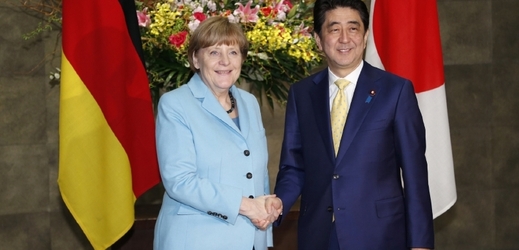 Němwcká kancléřka Angela Merkelová a japonský premiér Šinzó Abe.